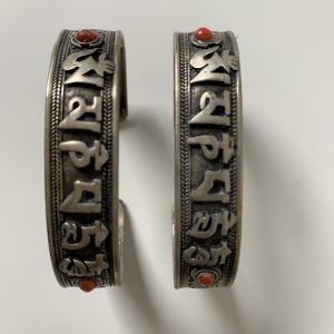 Bracelets en métal argenté : Om mani padmé hung – Corail rouge