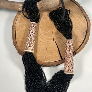 Collier/Poté en perles de verre et os de yak