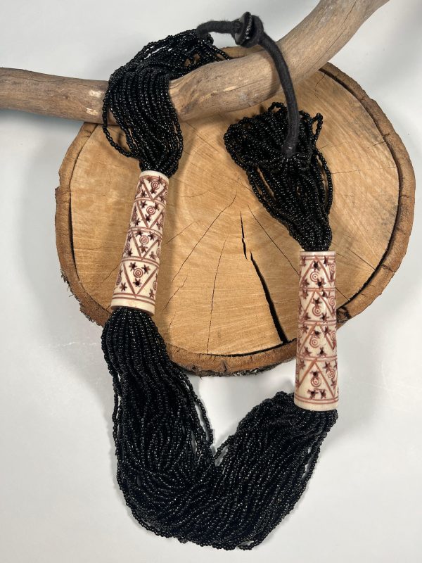 Collier en perles de verre et os de yak