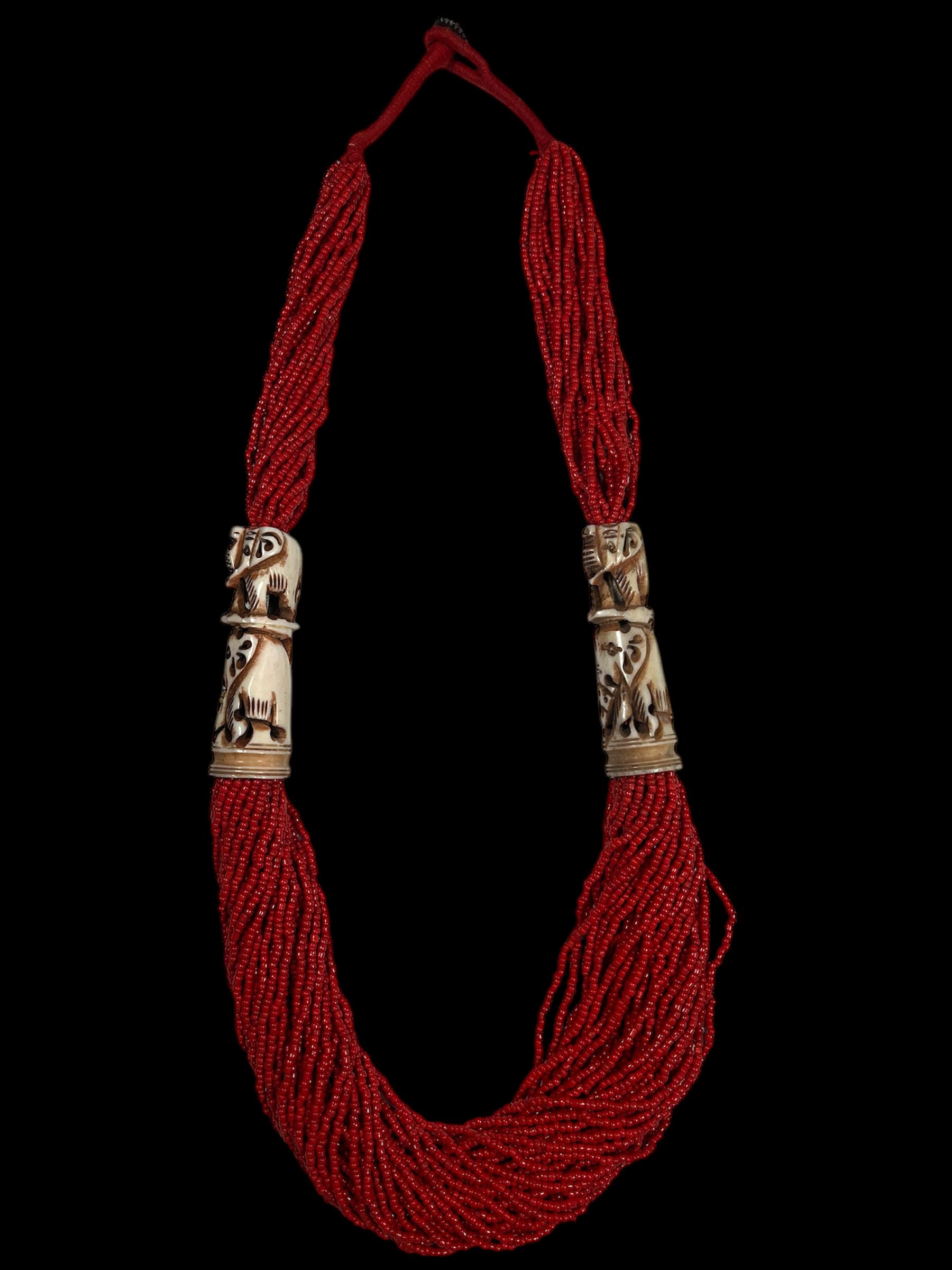 Collier en perles de verre et os de yak